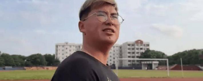 冠军选手退役后干起搬运工(gōng)