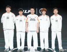 LPL全华班被(bèi)打成人机！Light刷新恥(chǐ)辱(rǔ)紀(jì)录，单场对位落(luò)後(hòu)8766