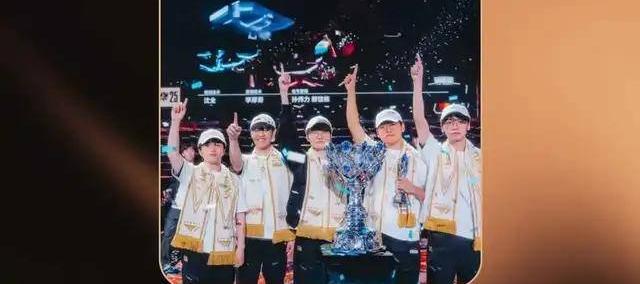 LOL新老交替，Chovy力(lì)压Faker拿年度选手，新王登基(jī)