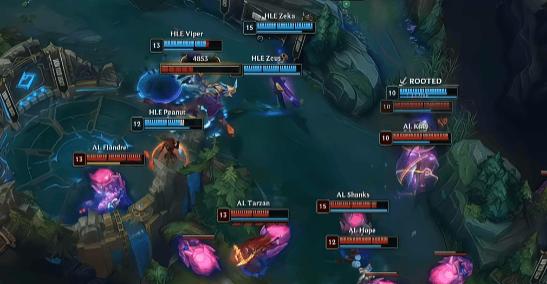 LOL总决赛精彩对决，游戏带你体验策(cè)略