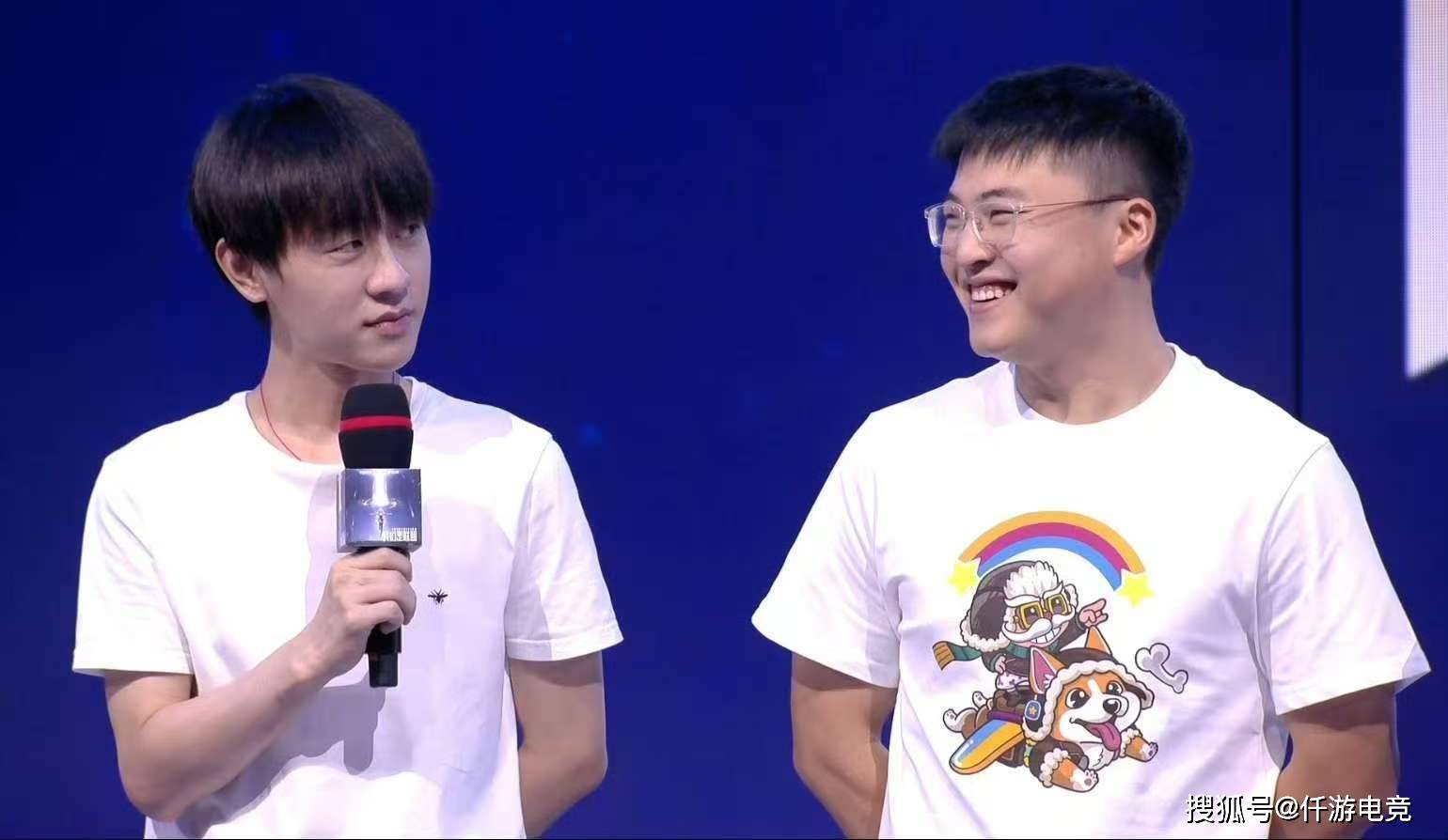 有人问“Faker你最(zuì)想跟哪位退役选手打比赛”,李哥:UZI