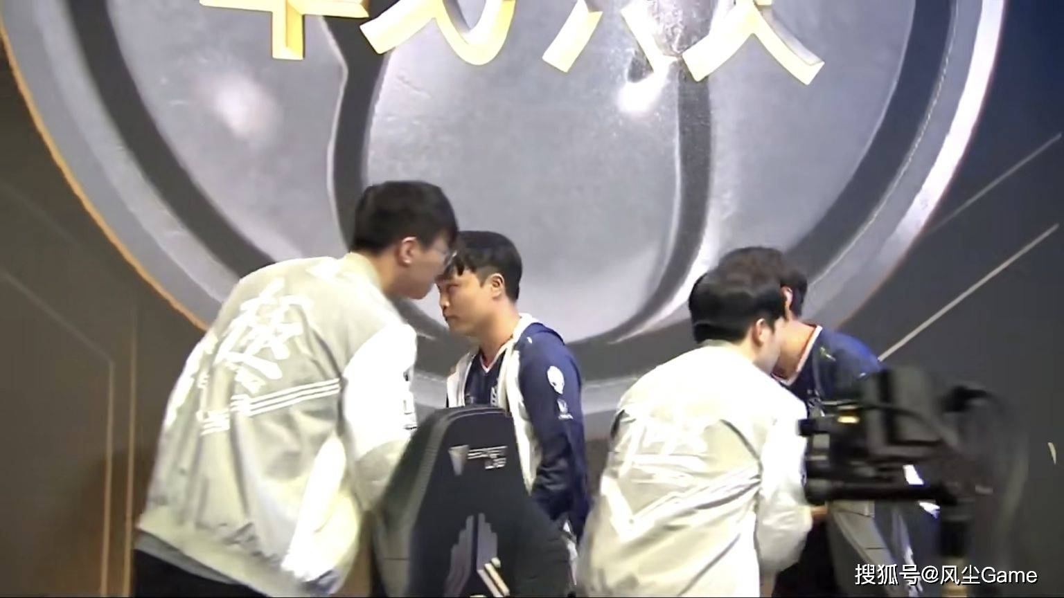 LOL传奇中单官(guān)宣退役!连續(xù)8年进世界赛,巔(diān)峰(fēng)期(qī)把IG打到解散