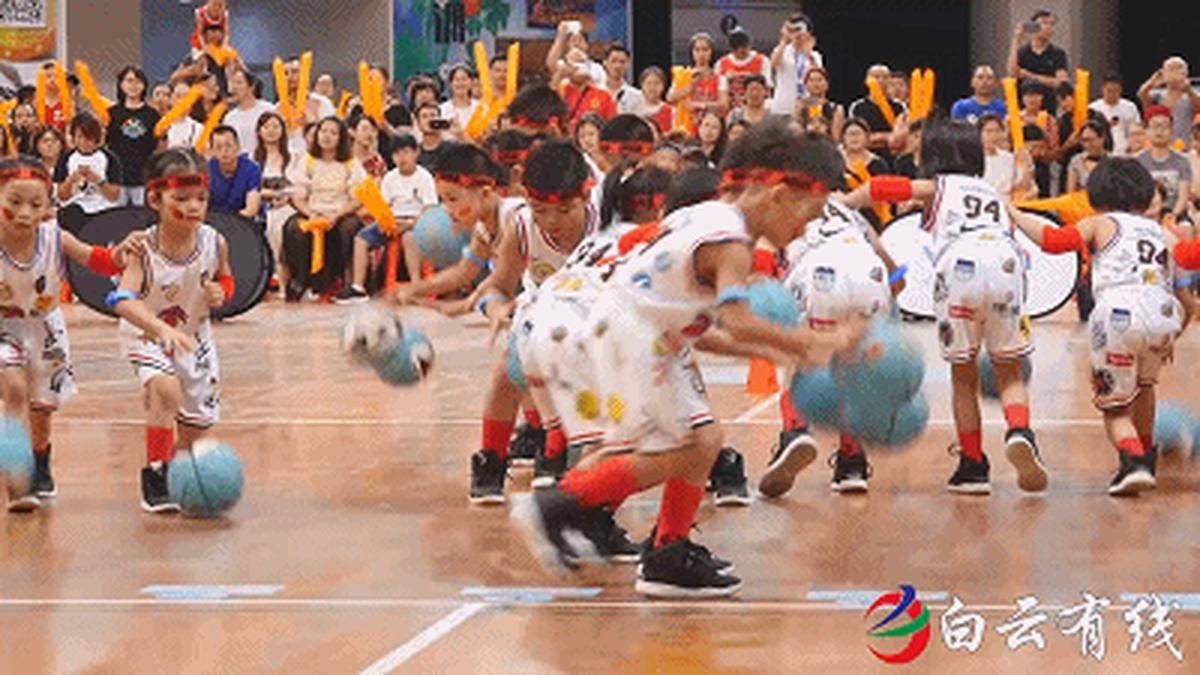 籃(lán)球(qiú)足球(qiú)賽(sài)事精彩(cǎi)紛(fēn)呈(chéng) 賽(sài)场动态实时追踪