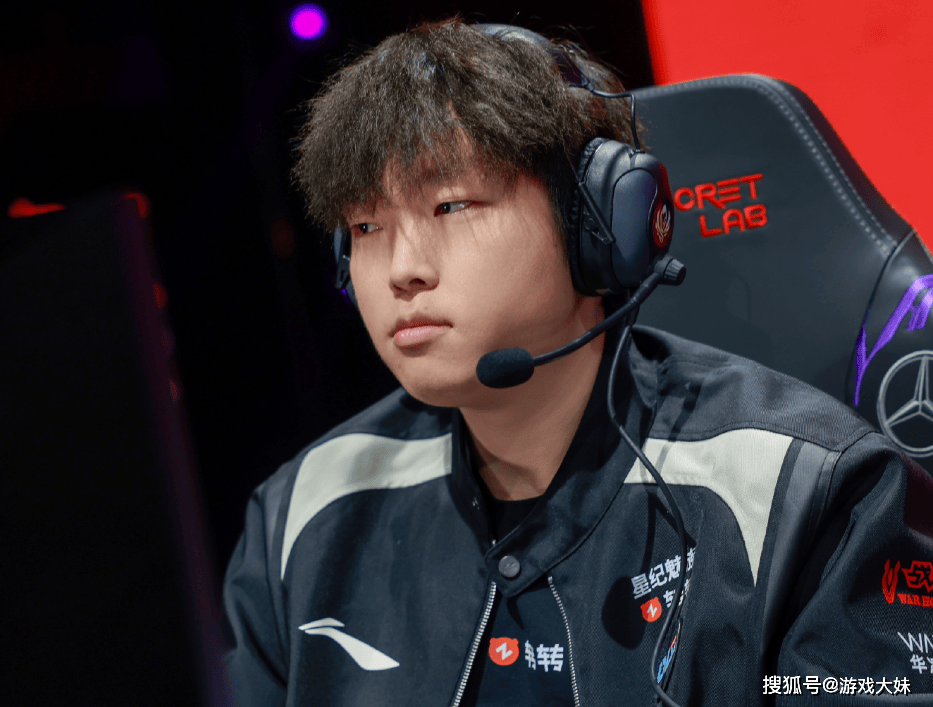 Bin接受采访,对上單(dān)英雄(xióng)按(àn)喜好(hǎo)进行排名,第一名是坦克英雄(xióng)