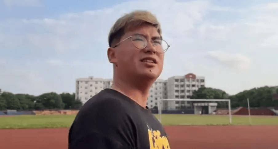 冠军选手退役后干起搬运工(gōng)