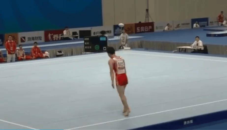 冠军选手退役后干起搬运工(gōng)