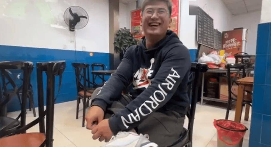 冠军选手退役后干起搬运工(gōng)