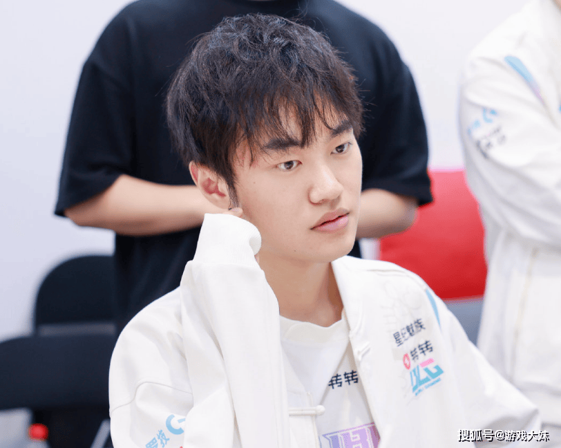 LOL官方點(diǎn)名knight，将他所有榮(róng)譽(yù)羅(luó)列出來(lái)，离大满贯还差一個(gè)S冠