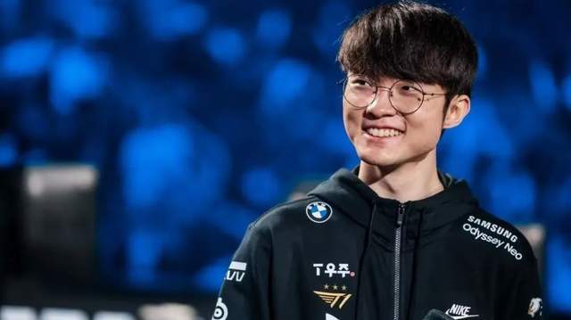 LOL傳(chuán)奇(qí)加冕殊荣,十(shí)年最佳(jiā)力(lì)压众多电競(jìng)选手(shǒu),LPL最可敬的(de)对手(shǒu)!