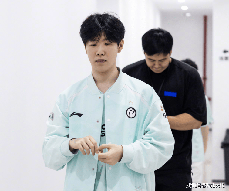 炫神因骂theshy被处罚，如今认怂，公(gōng)開(kāi)道歉希望拿回二(èr)路解说权