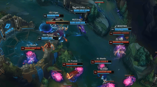 LOL总决赛精彩对决，游戏带你体验策(cè)略